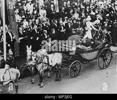 . English: Queen Victoria with Princess Beatrice, Princess Helena Victoria of Schleswig-Holstein, Cowes, Isle of Wight. 27 July 1897. Unknown 1035 Queen Victoria with Princess Beatrice, Princess Helena Victoria of Schleswig-Holstein, Cowes, Isle of Wight Stock Photo