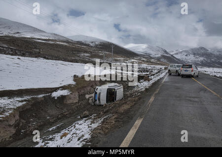 Winter accident on the Tibetan plateau, Garze, China Stock Photo