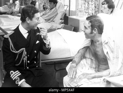 PRINCE CHARLES CHATS TO SAILOR JOHN STRANGE  WHO WAS WOUNDED WHEN AN EXOCET MISSILE HIT HMS SHEFFIELD 0N MAY 4TH 1982. PRINC CHARLES VISITED WOUNDED SERVICEMEN DURING A VISIT TO HASLAR ROYAL NAVAL HOSPITAL, GOSPORT .HAMPSHIRE PIC MIKE WALKER,. WOUNDED SERVICEMEN, Stock Photo