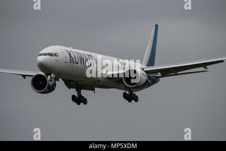 Kuwait Airlines Boeing 777 landing Stock Photo
