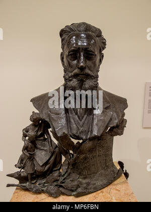 OLYMPUS DIGITAL CAMERA   Ricardo Magdalena Tabuenca .  Español: Busto del arquitecto, pintor y diseñador español Ricardo Magdalena Tabuenca (1849-1910). . 1909.   914 Museo Provincial de Zaragoza - PC301853