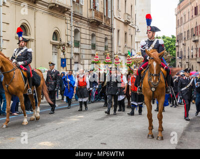 Bambino in costume tradizionale alla Festa di Sant'Efisio a Cagliari  Sardegna Italia Foto stock - Alamy