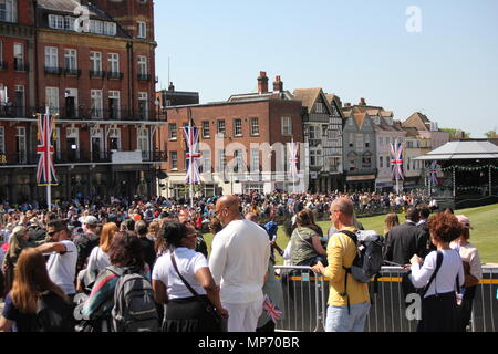 Windsor, UK. 20th May, 2018. Crowd scenes after wedding of Meghan Markle and Prince Harry. Credit: Lorna Roberts/Alamy Live News Stock Photo