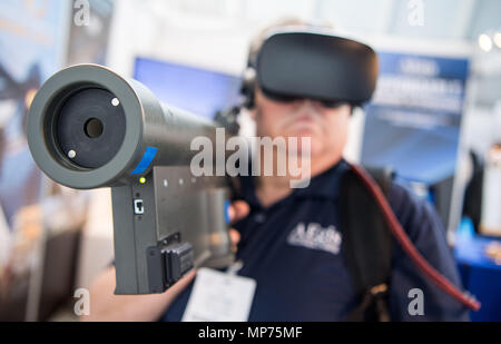 Stuttgart, Germany. 15th May, 2018. 15 May 2018, Germany, Stuttgart: A man using an Aegis rocket-launcher simulator during the ITEC fair for military and weapons technology. Credit: Sebastian Gollnow/dpa/Alamy Live News Stock Photo