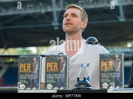 21 May 2018, Germany, Hannover, Soccer: Per Mertesacker (L), former player for the German soccer national team, sitting during his book's launch with Christian Stoll, Werder Bremen announcer, in the HDI Arena in Hannover. Mertesacker is presenting his autobiography 'Weltmeister ohne Talent' ('World Champion without talent') in Hannover. Photo: Peter Steffen/dpa Stock Photo