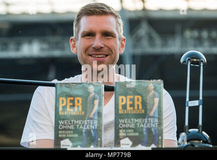 21 May 2018, Germany, Hannover, Soccer: Per Mertesacker, former player for the German soccer national team, during his book's launch in the HDI Arena in Hannover. Mertesacker is presenting his autobiography 'Weltmeister ohne Talent' ('World Champion without talent') in Hannover. Photo: Peter Steffen/dpa Stock Photo