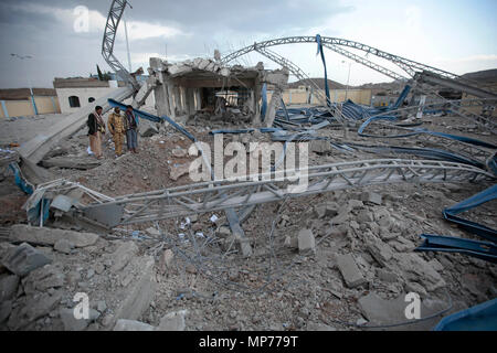 Sanaa, Yemen. 21st May, 2018. Yemeni men inspect a destroyed petrol station after it was targeted by Saudi-led airstrikes on the outskirts of Sanaa, Yemen, 21 May 2018. Credit: Hani Al-Ansi/dpa/Alamy Live News Stock Photo