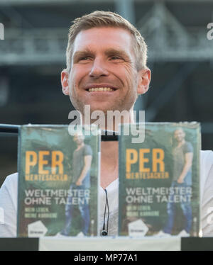 21 May 2018, Germany, Hannover, Soccer: Per Mertesacker, former player for the German soccer national team, during his book's launch in the HDI Arena in Hannover. Mertesacker is presenting his autobiography 'Weltmeister ohne Talent' ('World Champion without talent') in Hannover. Photo: Peter Steffen/dpa Stock Photo