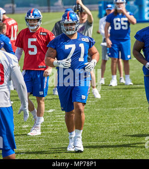 New York Giants guard Will Hernandez (71) in coverage during an NFL  football game against the Philadelphia Eagles, Sunday, Nov. 28, 2021, in  East Rutherford, N.J. The New York Giants defeated the