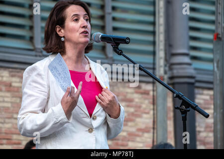 Barcelona, Catalonia, Spain. 21st May, 2018. Elisenda Paluzie, president of ANC, is seen during her speech. Hundreds of people have concentrated protesting the maintenance of Article 155 that prevents the normal functioning of the Catalan government and institutions after the appointment of President Quim Torra. Credit: Paco Freire/SOPA Images/ZUMA Wire/Alamy Live News Stock Photo