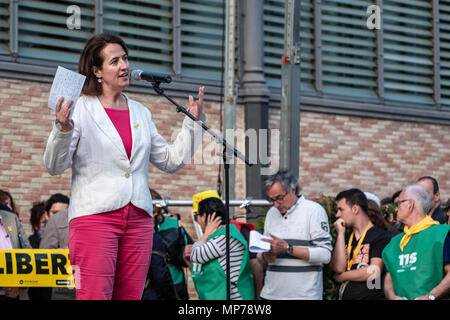 Barcelona, Catalonia, Spain. 21st May, 2018. Elisenda Paluzie, president of ANC, is seen during her speech. Hundreds of people have concentrated protesting the maintenance of Article 155 that prevents the normal functioning of the Catalan government and institutions after the appointment of President Quim Torra. Credit: Paco Freire/SOPA Images/ZUMA Wire/Alamy Live News Stock Photo