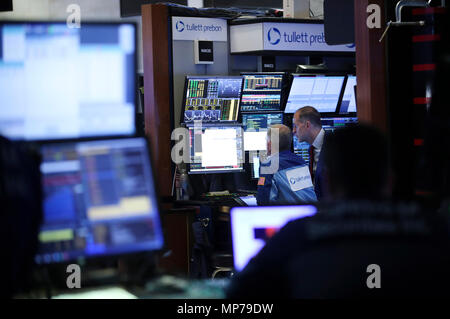 New York, USA. 21st May, 2018. Traders work at the New York Stock Exchange in New York, the United States, on May 21, 2018. U.S. stocks closed higher on Monday. The Dow rose 1.21 percent to 25,013.29, and the S&P 500 rose 0.74 percent to 2,733.01, while the Nasdaq increased 0.54 percent to 7,394.04. Credit: Wang Ying/Xinhua/Alamy Live News Stock Photo