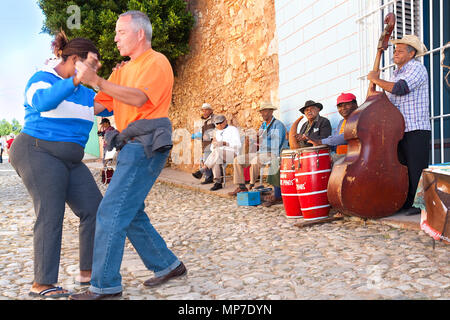https://l450v.alamy.com/450v/mp7dyn/trinidad-cuba-january-12-2010-couple-dance-on-street-while-local-band-performing-salsa-music-and-entertain-tourists-on-january-12-2010-in-tri-mp7dyn.jpg