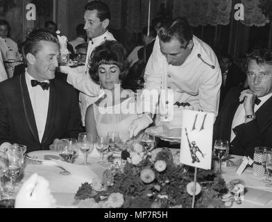 kirk douglas, elizabeth taylor, richard burton, 60s Stock Photo