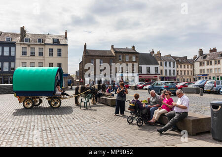 A travelling gypsy horse-drawn caravan parked in the market of Kelso, Scotland, with historic permission for genuine gypsy visitors to do this. Stock Photo