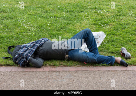 Alcoholic homeless man drinking in alleyway Stock Photo: 43658307 - Alamy