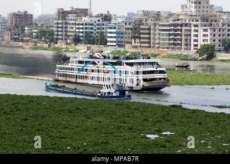 Vessels cut through water hyacinth growth in the Burhiganga River at Keraniganj. Dhaka, Bangladesh Stock Photo