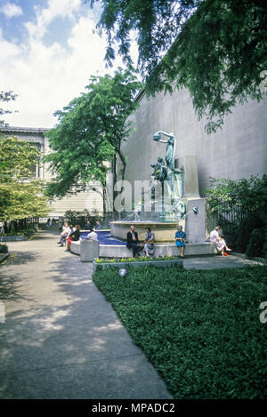 1988 HISTORICAL FOUNTAIN OF THE GREAT LAKES (©LORADO TAFT 1907) ART INSTITUTE (©SHEPLEY RUTAN COLLIDGE 1893) MICHIGAN AVENUE CHICAGO ILLINOIS USA Stock Photo