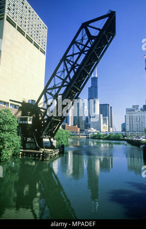 1988 HISTORICAL SWING BRIDGE SEARS TOWER (©SKIDMORE OWINGS & MERRIL 1973) THE LOOP SKYLINE CHICAGO RIVER DOWNTOWN CHICAGO ILLINOIS USA Stock Photo