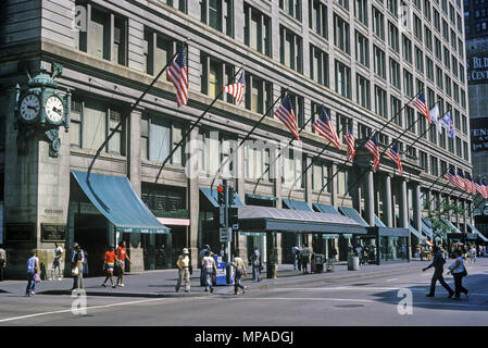 1988 HISTORICAL MACY’S DEPARTMENT STORE MARSHALL FIELD BUILDING STATE STREET CHICAGO ILLINOIS USA Stock Photo