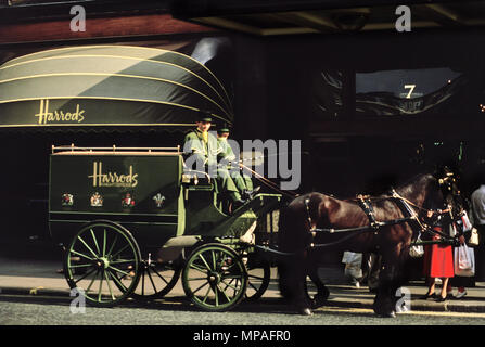 1988 HISTORICAL HARRODS HORSE-DRAWN DELIVERY CARRIAGE HARRODS DEPARTMENT STORE BROMPTON ROAD KNIGHTSBRIDGE LONDON ENGLAND UK Stock Photo