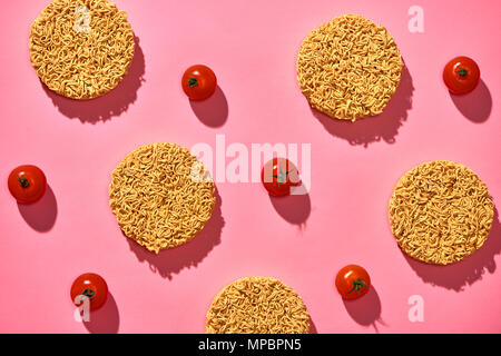 Noodles istantanei con forchetta isolata su sfondo bianco Foto stock - Alamy