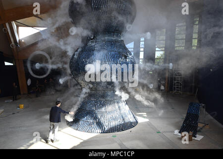 Eden Project, Cornwall, UK. 22nd May 2018. Measuring nearly nine metres tall,  Blue fires vapour rings from 32 cannons and is possibly the world’s biggest ceramic sculpture The installation is the centrepiece of Invisible Worlds, a major new permanent exhibition at the home of the famous Biomes, revealing the world beyond our senses: too big, too small, too fast, too slow, too far away in space and time. At almost nine metres (30ft) tall and weighing 20 tonnes,  Blue (Infinity Blue) is an immersive sculpture that pays homage to cyanobacteria. Credit: Simon Maycock/Alamy Live News Stock Photo