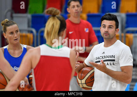 Prague, Czech Republic. 22nd May, 2018. Coach DJ Sackmann (with ball) trains the Czech Republic women´s national basketball team during the Day for media in Prague, Czech Republic, May 22, 2018. Credit: Michal Kamaryt/CTK Photo/Alamy Live News Stock Photo