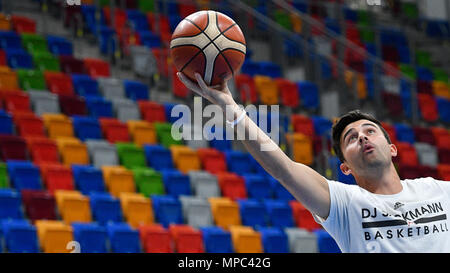 Prague, Czech Republic. 22nd May, 2018. Coach DJ Sackmann trains the Czech Republic women´s national basketball team during the Day for media in Prague, Czech Republic, May 22, 2018. Credit: Michal Kamaryt/CTK Photo/Alamy Live News Stock Photo