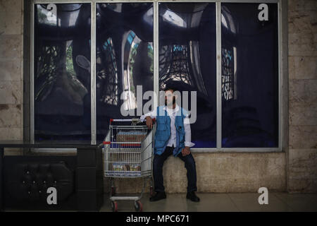 Idlib, Syria. 22nd May, 2018. A Syrian refugee man living in Turkey waits to cross back into Syria in order to spend the Muslim holiday of Eid al-Fitr, at Bab al-Hawa Border Crossing on the Syrian-Turkish border in Idlib, Syria, 22 May 2018. Credit: Anas Alkharboutli/dpa/Alamy Live News Stock Photo