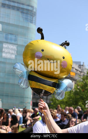 Manchester, UK. 22nd May 2018. A bee balloon at 'Manchester Together' on the 1st  memorial of the arena bomb, Manchester, 22nd May, 2018 (C)Barbara Cook/Alamy Live News Stock Photo