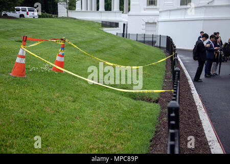 Washington, United States Of America. 22nd May, 2018. A sinkhole has opened the North Lawn of the White House across the driveway from the briefing room in Washington, DC on Tuesday, May 22, 2018. Credit: Ron Sachs/CNP | usage worldwide Credit: dpa/Alamy Live News Stock Photo