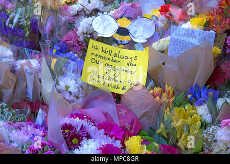 Manchester, UK. 22nd May, 2018. Floral tributes in St. Ann's Square in the center of Manchester, to remember the 22 victims of the bombing of the Manchester Arena, following the concert given by the American singer Ariana Grande. Credit: Rob Carter/Alamy Live News Stock Photo