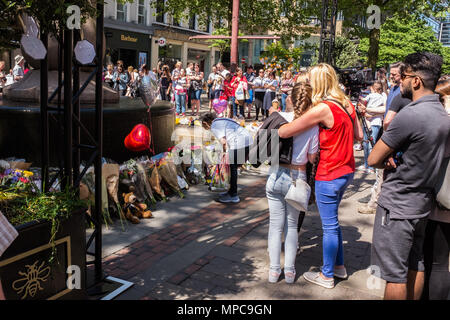 St Anne's Square, Manchester, UK. 22nd May, 2018. People in St. Anne's Square, Manchester commemorating the 1st anniversary of the Manchester Arena bombing. Credit: Ian Walker/Alamy Live News Stock Photo