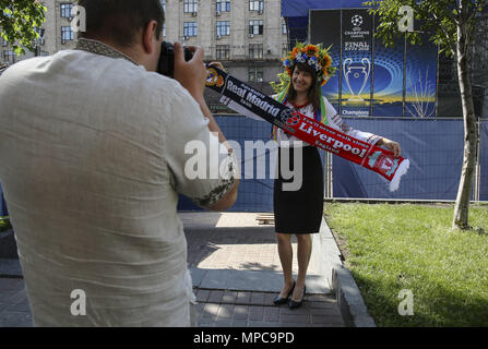 Kyiv, Ukraine. 21st May, 2018. A woman poses with a scarf for a picture in front of the UCLF fan zone main stage at Independence Square in Kyiv on May 21, 2018, ahead of the 2018 UEFA Champions League Final football match between Real Madrid and Liverpool FC on May 26 at the Olimpiyskiy Stadium. Credit: Sergii Kharchenko/ZUMA Wire/Alamy Live News Stock Photo