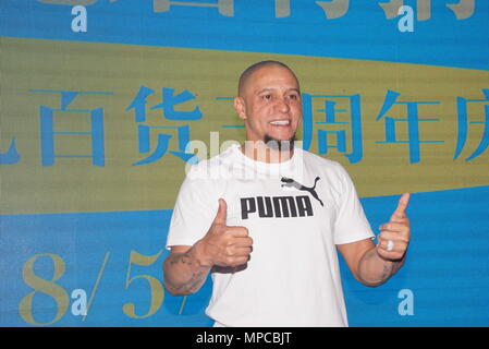 Shanghai, Shanghai, China. 19th May, 2018. Shanghai, CHINA-19th May 2018: RFormer Brazilian footballer oberto Carlos attends a charity activity in Shanghai, May 19th, 2018. Roberto Carlos da Silva Rocha, more commonly known simply as Roberto Carlos, is a Brazilian retired professional footballer. He started his career in Brazil as a forward but spent most of his career as a left-back and has been described as the ''most offensive-minded left-back in the history of the game' Credit: SIPA Asia/ZUMA Wire/Alamy Live News Stock Photo