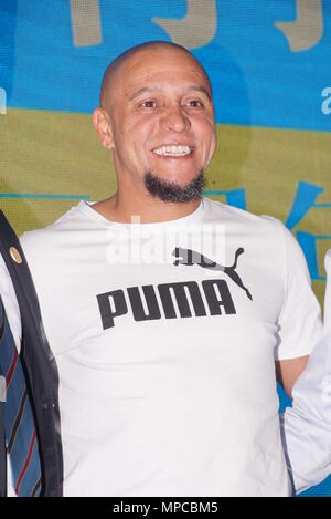 Shanghai, Shanghai, China. 19th May, 2018. Shanghai, CHINA-19th May 2018: RFormer Brazilian footballer oberto Carlos attends a charity activity in Shanghai, May 19th, 2018. Roberto Carlos da Silva Rocha, more commonly known simply as Roberto Carlos, is a Brazilian retired professional footballer. He started his career in Brazil as a forward but spent most of his career as a left-back and has been described as the ''most offensive-minded left-back in the history of the game' Credit: SIPA Asia/ZUMA Wire/Alamy Live News Stock Photo