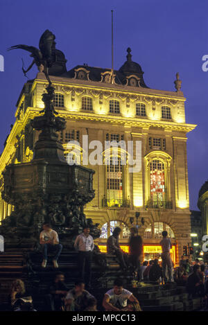 1988 HISTORICAL EROS STATUE SHAFTSBURY MEMORIAL FOUNTAIN (©ALFRED GILBERT 1893) PICCADILLY CIRCUS WEST END LONDON ENGLAND UK Stock Photo