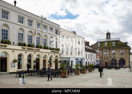 Town centre pubs and restaurants with Market Hall Museum in Market Place, Warwick, Warwickshire, West Midlands, England, UK, Britain Stock Photo