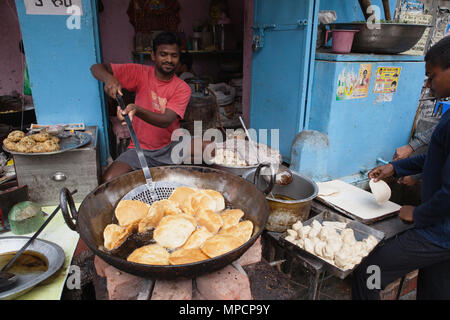 India, Uttar Pradesh, Lucknow, Cooking pani puri at a food hotel. Stock Photo