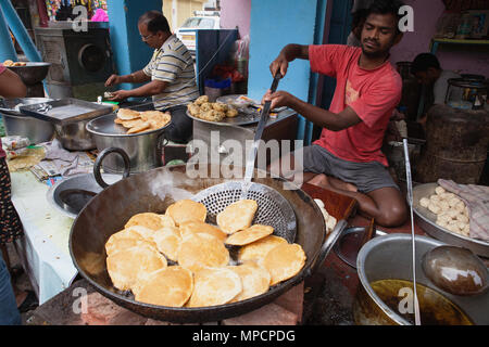 India, Uttar Pradesh, Lucknow, Cooking pani puri at a food hotel. Stock Photo