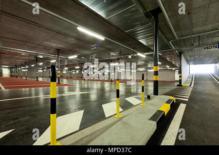 underground parking garage pillar exit sign Stock Photo - Alamy