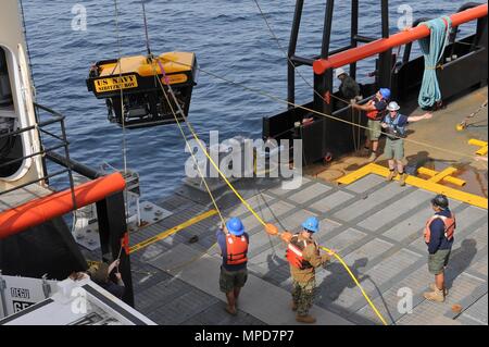 Sailors assigned to Undersea Rescue Command (URC) recover an underwater ...