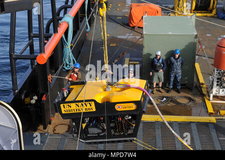 Sailors assigned to Undersea Rescue Command (URC) recover an underwater ...