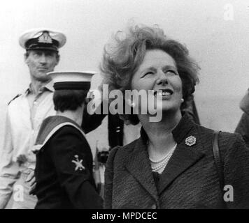 PRIME MINISTER MARGARET THATCHER VIEWS THE 'KILL BOARD'' ABOARD HMS HERMES. PIC MIKE WALKER,  PORTSMOUTH 1982 Stock Photo