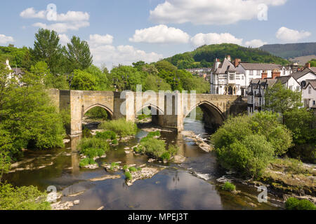 The bridge in Llangollen one of the Seven Wonders of Wales built in 16th century it is the main crossing point over the River Dee or Afon Dyfrdwy Stock Photo