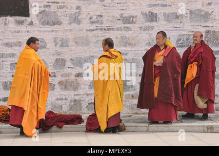 Gelukpa monks putting on their robes, Labrang Monastery, Xiahe, Gansu, China Stock Photo
