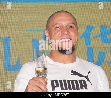 Shanghai, Shanghai, China. 19th May, 2018. Shanghai, CHINA-19th May 2018: RFormer Brazilian footballer oberto Carlos attends a charity activity in Shanghai, May 19th, 2018. Roberto Carlos da Silva Rocha, more commonly known simply as Roberto Carlos, is a Brazilian retired professional footballer. He started his career in Brazil as a forward but spent most of his career as a left-back and has been described as the ''most offensive-minded left-back in the history of the game' Credit: SIPA Asia/ZUMA Wire/Alamy Live News Stock Photo