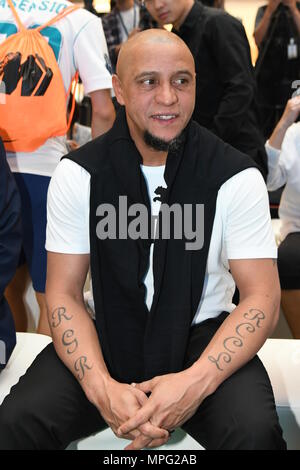 Shanghai, Shanghai, China. 19th May, 2018. Shanghai, CHINA-19th May 2018: RFormer Brazilian footballer oberto Carlos attends a charity activity in Shanghai, May 19th, 2018. Roberto Carlos da Silva Rocha, more commonly known simply as Roberto Carlos, is a Brazilian retired professional footballer. He started his career in Brazil as a forward but spent most of his career as a left-back and has been described as the ''most offensive-minded left-back in the history of the game' Credit: SIPA Asia/ZUMA Wire/Alamy Live News Stock Photo