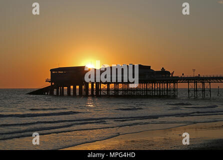 Cromer pier, Norfolk. 22nd May, 2018. UK Weather: The sun rises behind Cromer pier on a beautiful start to the day in Cromer, North Norfolk, on May 22, 2018. Credit: Paul Marriott/Alamy Live News Stock Photo
